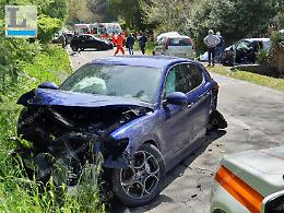 Suv sorpassa ciclista e provoca un frontale, 5 mezzi coinvolti e 8 feriti