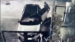 Disattiva l'allarme e ruba nelle auto in sosta