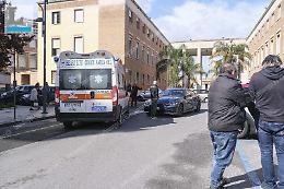 Donna investita da un'auto mentre attraversa la strada