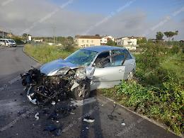 Incidente frontale su via dei Rutuli, muore una donna