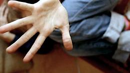 Maltrattava le figlie, allontanato da casa