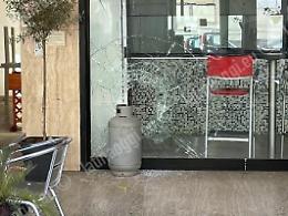 Furto nella pizzeria in pieno giorno, danni ingenti per pochi spiccioli