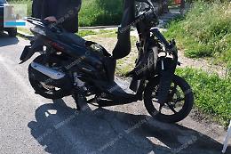 Inversione azzardata con l'auto, scontro con uno scooter