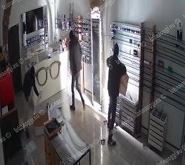 Svuotano l'Occhialeria in novanta secondi: 90mila euro di bottino
