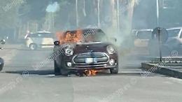 Auto in fiamme al semaforo, intervengono i vigili del fuoco