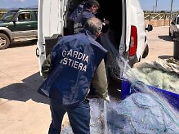 Reti da pesca illegali, sequestro della Guardia Costiera