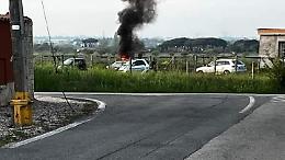 Auto data alla fiamme in via Fossignano, l'allarme dei residenti