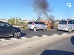 Incidente sulla Pontina, un'auto in fiamme. Traffico bloccato verso Roma