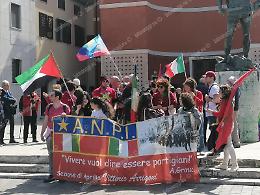 25 Aprile, ad Aprilia con l'Anpi sventolano le bandiere filorusse