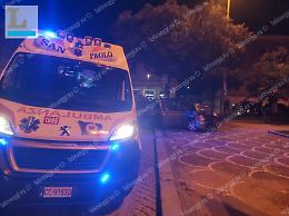 Urta due suv in sosta e finisce con l'auto sul marciapiede, giovane ferito