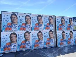 La candidata occupa con i manifesti tutti gli spazi elettorali, poi si scusa