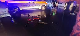 Auto  travolge ragazzo in bici e scappa