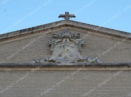 Cadono pezzi dal fregio sulla facciata della cattedrale, chiuso il sagrato