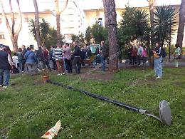 Palo cade al parco durante il forum tra i candidati, paura tra il pubblico