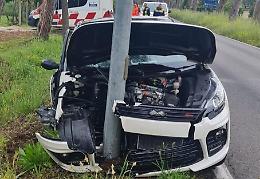 Minicar finisce contro un palo