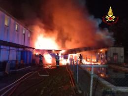 Tentano il furto, poi divampa il rogo: lo strano incendio dopo il colpo