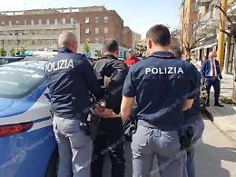Compie una rapina da Susi, inseguito dai clienti e bloccato dai passanti
