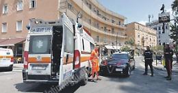 Ubriaca infastidisce i clienti di un bar e i passanti nell'isola pedonale