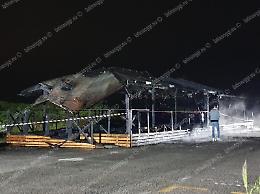 Incendio al lido, chiosco distrutto dalle fiamme