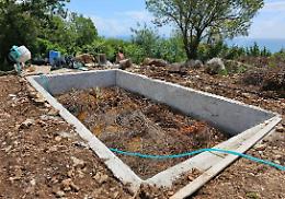 Sigilli a una piscina sul terreno della Pupilla Film di Paolo Genovese