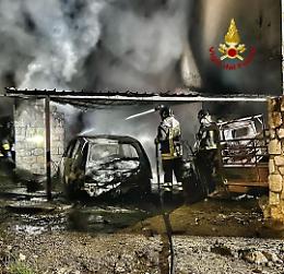 Incendio nel magazzino: in fiamme un'auto, un motocarro e varie attrezzature