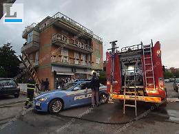 Lavatrice in fiamme sul balcone, paura in un condominio