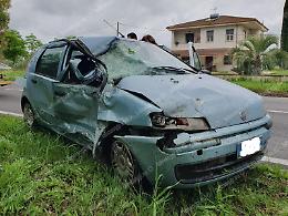 Sbanda con l'auto e finisce nel canale, grave un 42enne