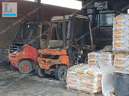 Incendio in un magazzino edile, a fuoco due muletti
