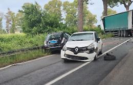 Grave incidente tra auto e camion sull'Appia: un codice rosso