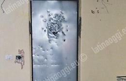 Notte di terrore alla torre Ater di Aprilia: picconate alle porte e proteste
