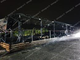 Chioschi in fiamme al Lido, telecamere fuori uso: l'indagine in salita