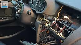 Auto depredate nella notte: portati via computer di bordo e... il volante