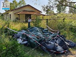 I resti carbonizzati del Quinto chiosco gettati lungo il canale