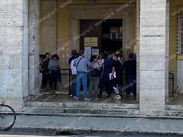 Tari, ore in coda davanti all'ufficio del Comune senza personale