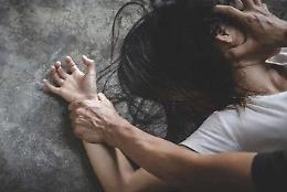 Violenza sessuale su una donna che stava tornando a casa, fermato un 26enne