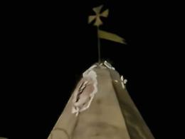 Fulmine colpisce il campanile della chiesa durante la messa serale