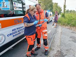 Investe uno scooter, lascia i feriti e scappa: bloccato dai passanti