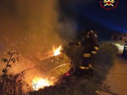 Auto in fiamme in via Guglietto, intervento dei vigili del fuoco