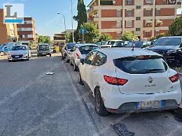 Urta otto mezzi in sosta, lascia l'auto e scappa a piedi: rintracciato dalla Polizia Locale