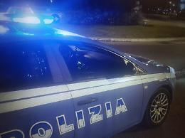 Investe un giovane in monopattino e scappa