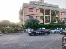 Cade dal balcone, ferito gravemente un uomo
