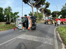 L'ambulanza si ribalta dopo lo scontro con il trattore