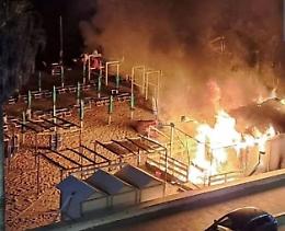 Bruciano i resti della Bodeguita, ancora fiamme sulla riviera Mallozzi