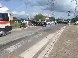 Scontro in via Dante Alighieri, auto si ribalta: ferito un 24enne