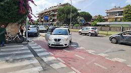 Investito dall'auto sulla pista ciclabile: «Non è sicura, va modificata»