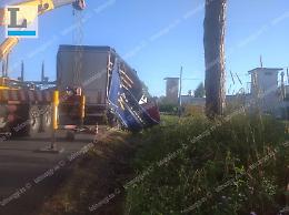 Latina, camion che trasporta bombole di gas esce fuori strada