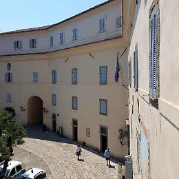 Via delle Batterie, stop all'installazione del nuovo cancello