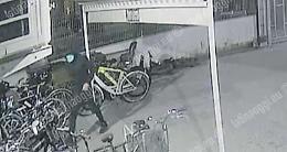 Rubano tre biciclette elettriche, ladri ripresi dalle telecamere
