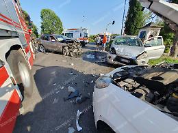 Carambola all'incrocio, tre auto coinvolte. Conducenti illesi