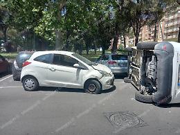 Scontro in via dei Mille, un suv si ribalta e finisce contro le auto in sosta